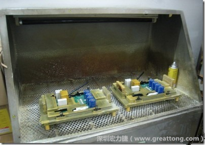 使用噴涂(Spraying)方式作業conformal coating時，需設備抽真空的設備，否則噴涂的物質會飄散到空氣當中，影響人體的健康。