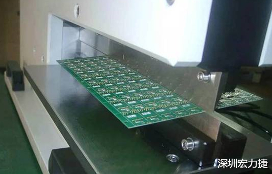 基本上V-Cut就是破壞板子結構的元兇，因為V-Cut就是在原來一大張的板材上切出溝槽來，所以V-Cut的地方就容易發(fā)生變形。